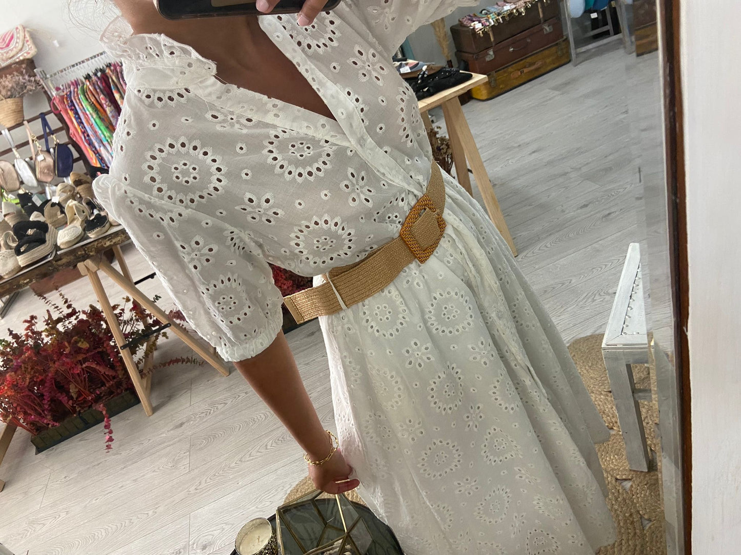 Vestido camiseiro branco bordado inglês cinto