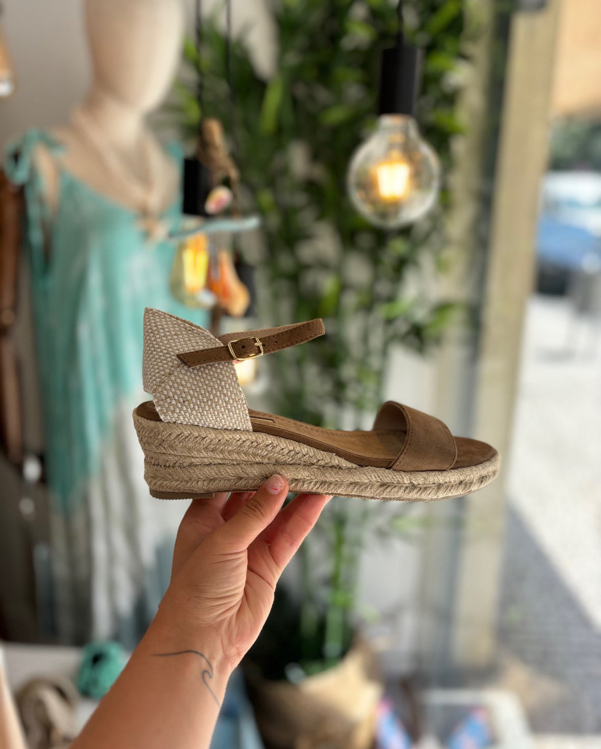 Sandálias camel aberta cunha baixa