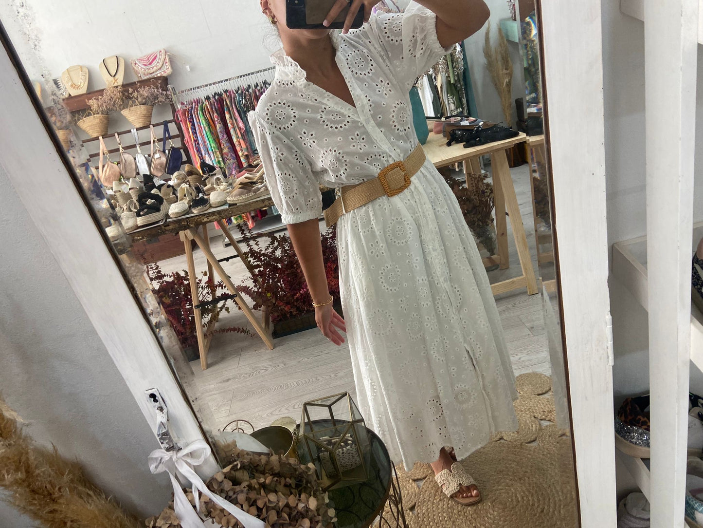 Vestido camiseiro branco bordado inglês cinto