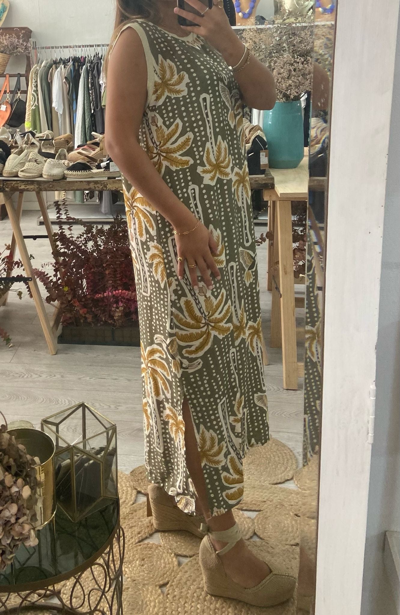 Vestido mostarda estampado tropical