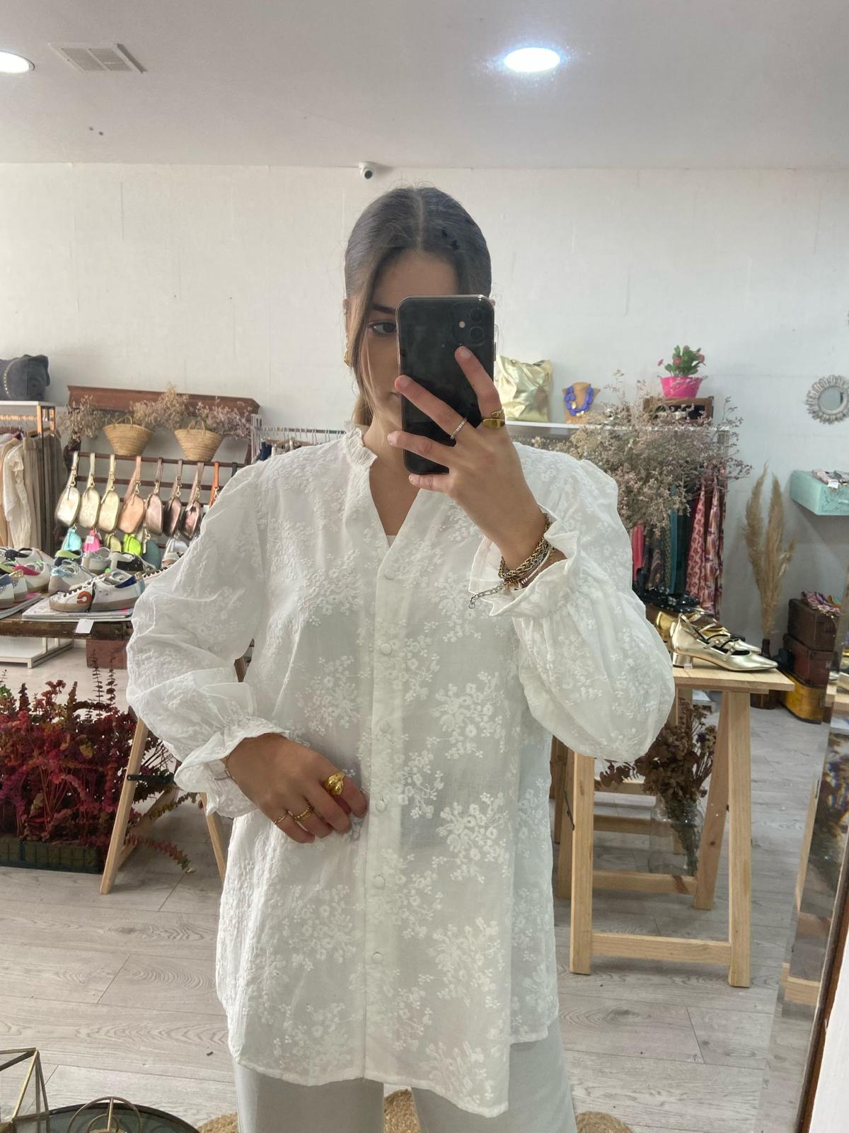Camisa branca com bordado inglês de flores