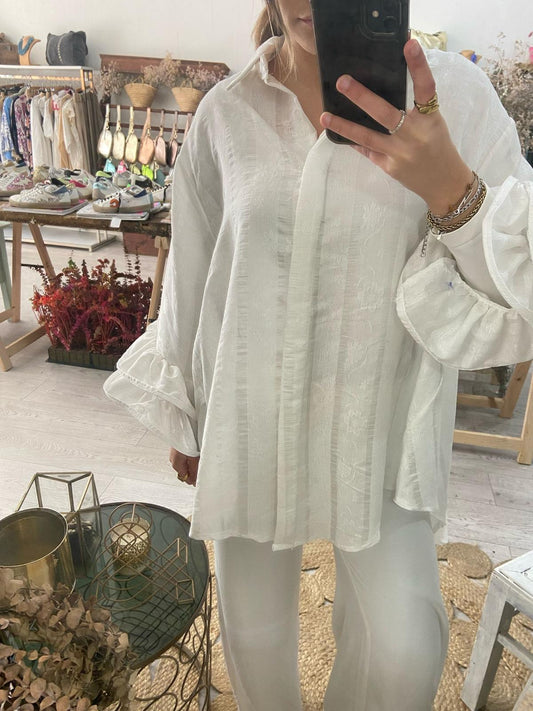 Camisa oversized acetinada manga flare