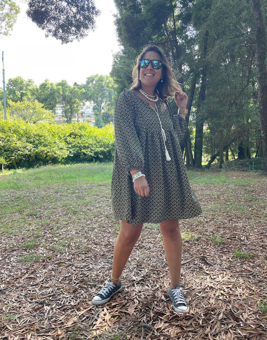 Vestido com estampado geométrico verde e beje