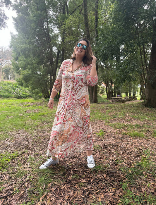 Vestido com estampado paisley camel e salmão malha fria