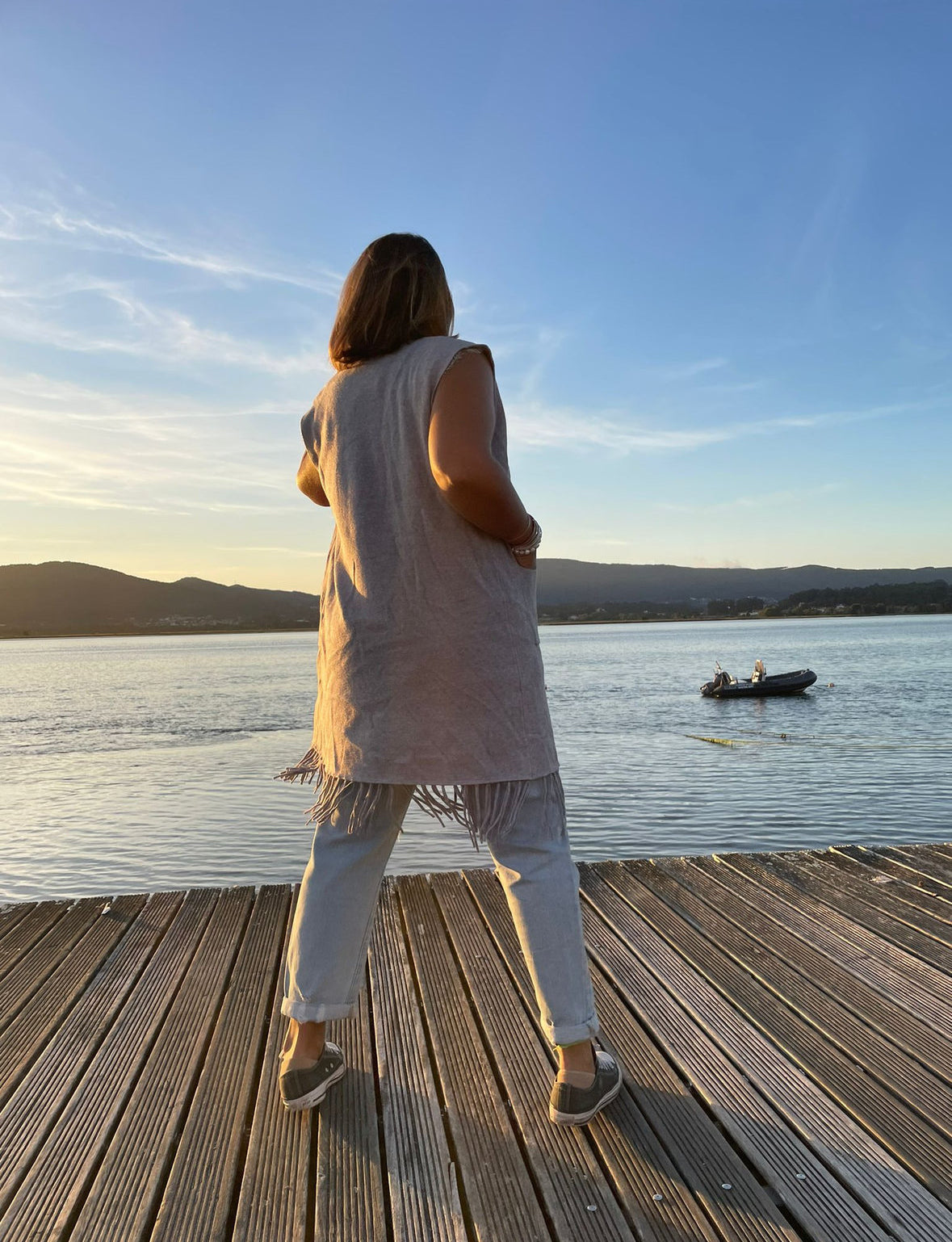 Colete de franjas cinzento com bolsos laterais