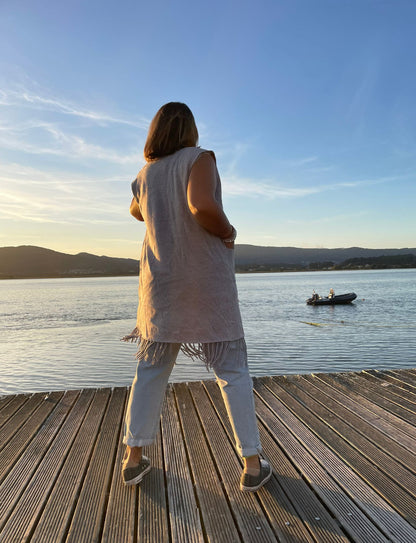 Colete de franjas cinzento com bolsos laterais