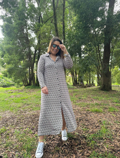 Vestido camiseiro padrão geométrico em tons de camel e bege malha fria