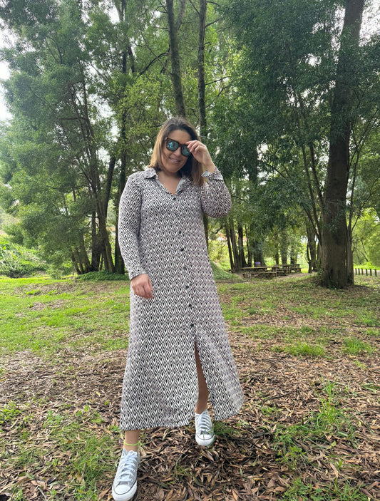 Vestido camiseiro padrão geométrico em tons de preto e bege malha fria