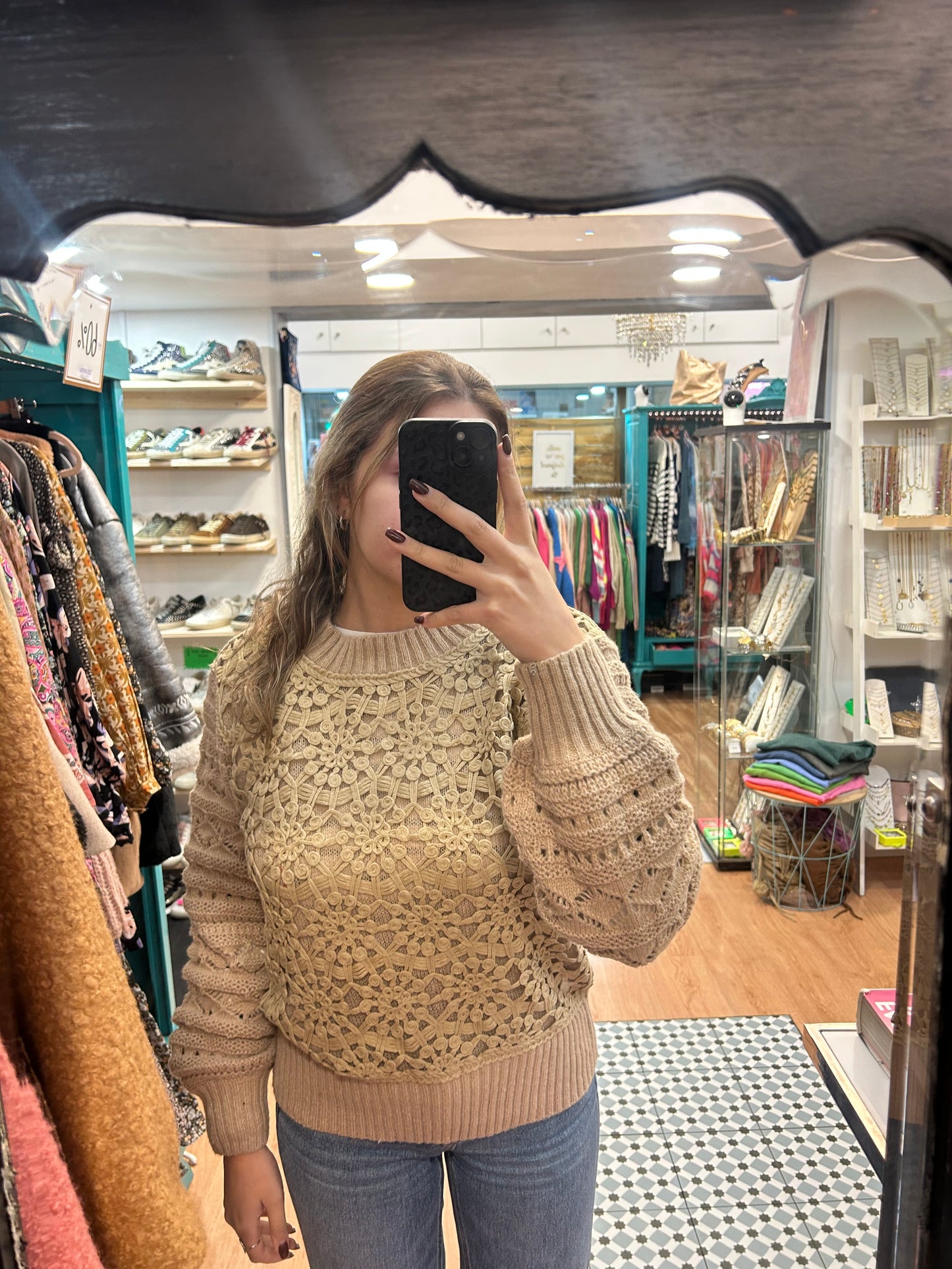 Camisola malha bege com renda e crochê