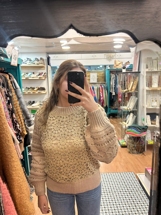 Camisola malha bege com renda e crochê