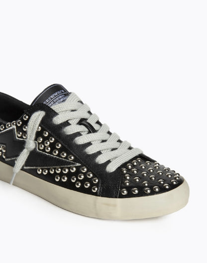 Sapatilhas pretas com tachas e raio