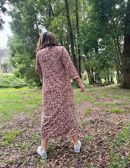 Vestido camiseiro estampado castanho malha fria