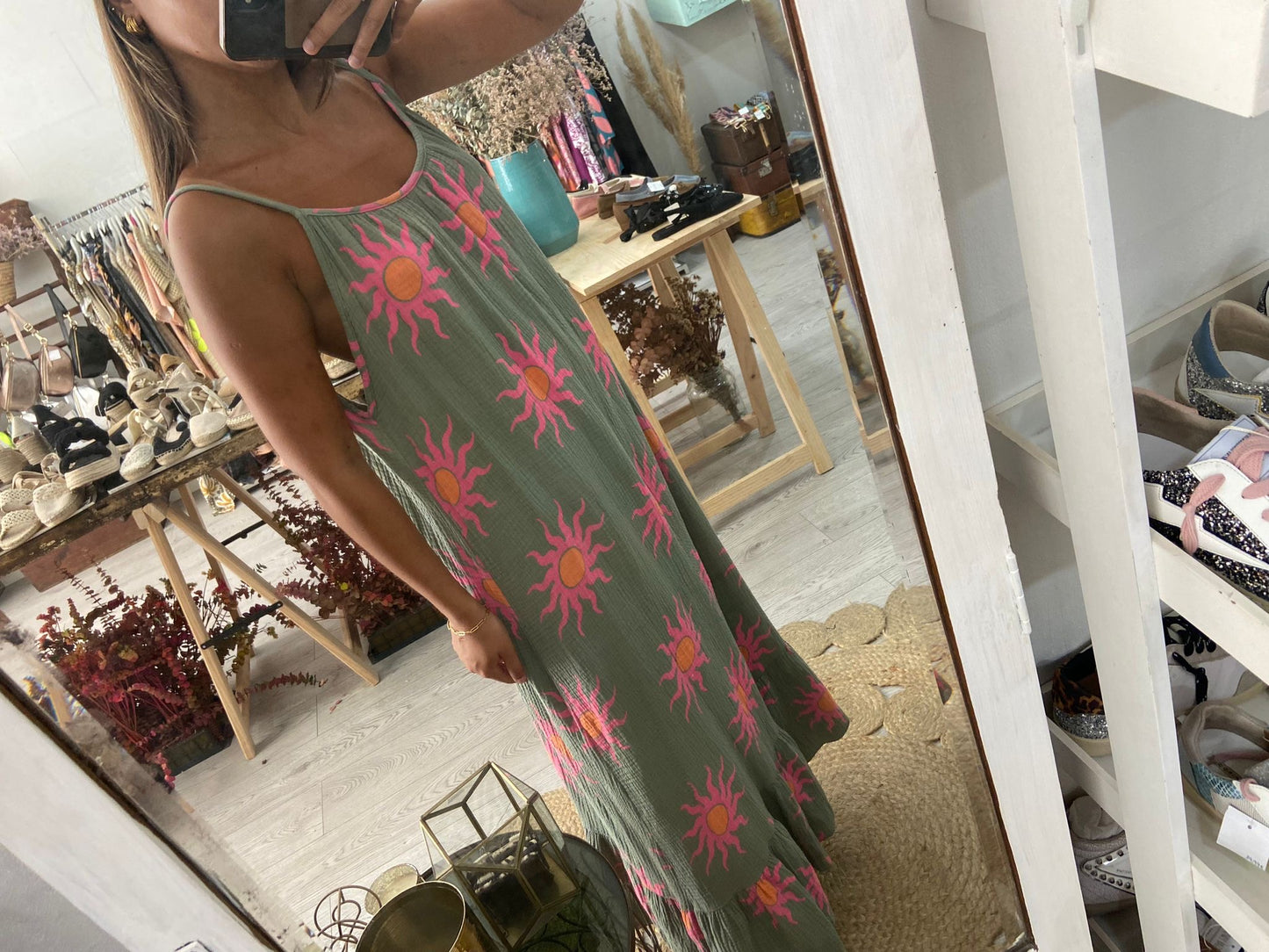 Vestido bege com sol rosa/laranja