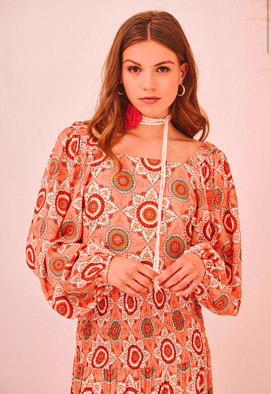 Top curto estampado com elástico nos ombros GF.Usqu