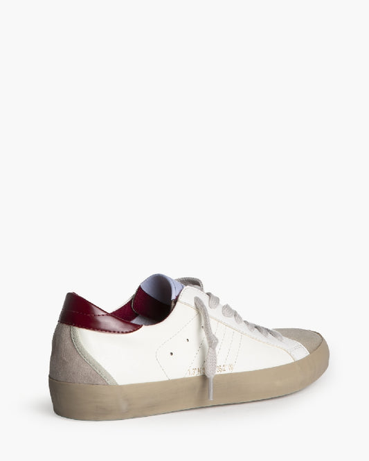 Sapatilhas brancas com pormenores Bordeaux