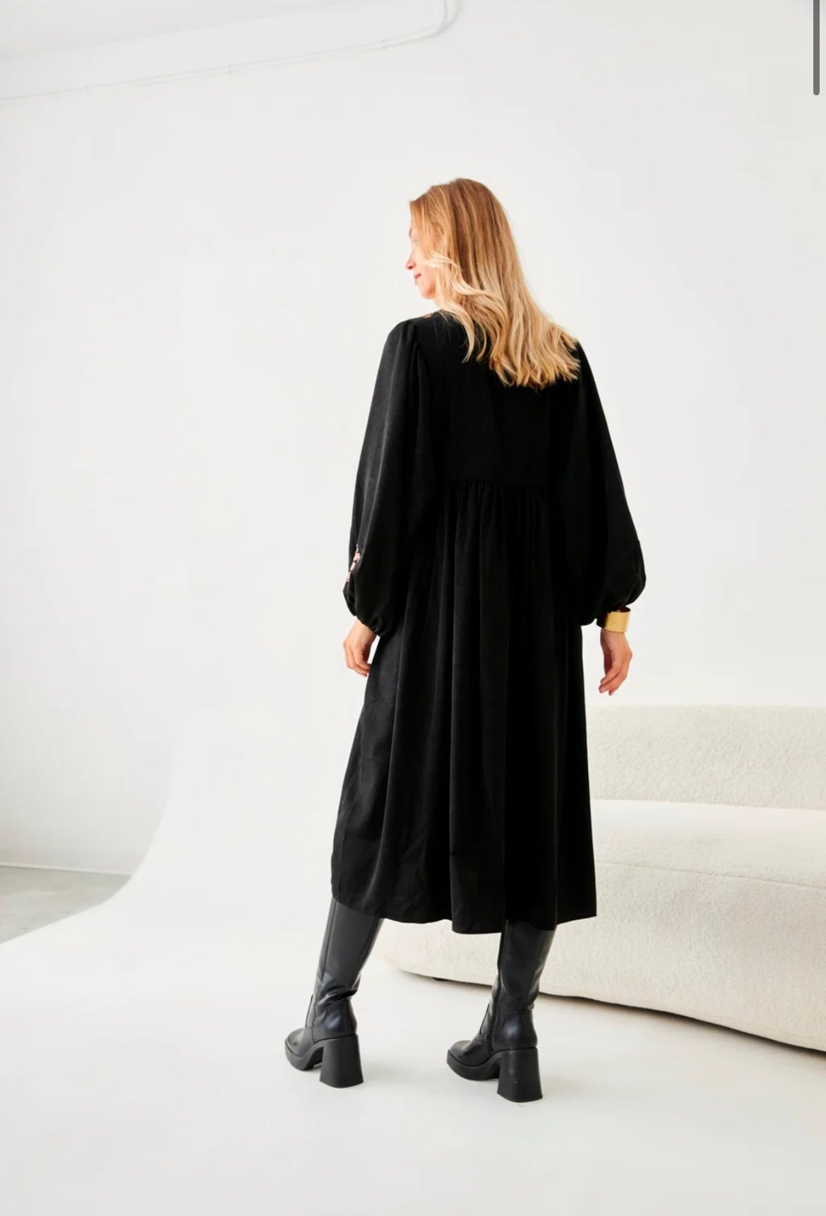 Vestido preto com bordados camel no peito HJ.Datoli