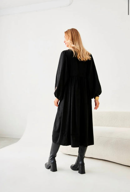 Vestido preto com bordados camel no peito HJ.Datoli