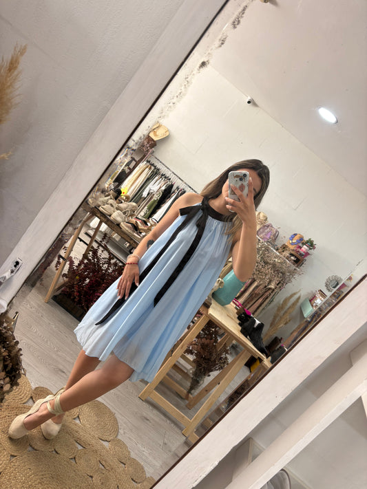Vestido cetim azul com laço preto