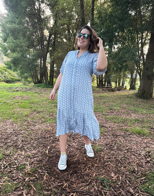 Vestido camiseiro midi florido azul claro