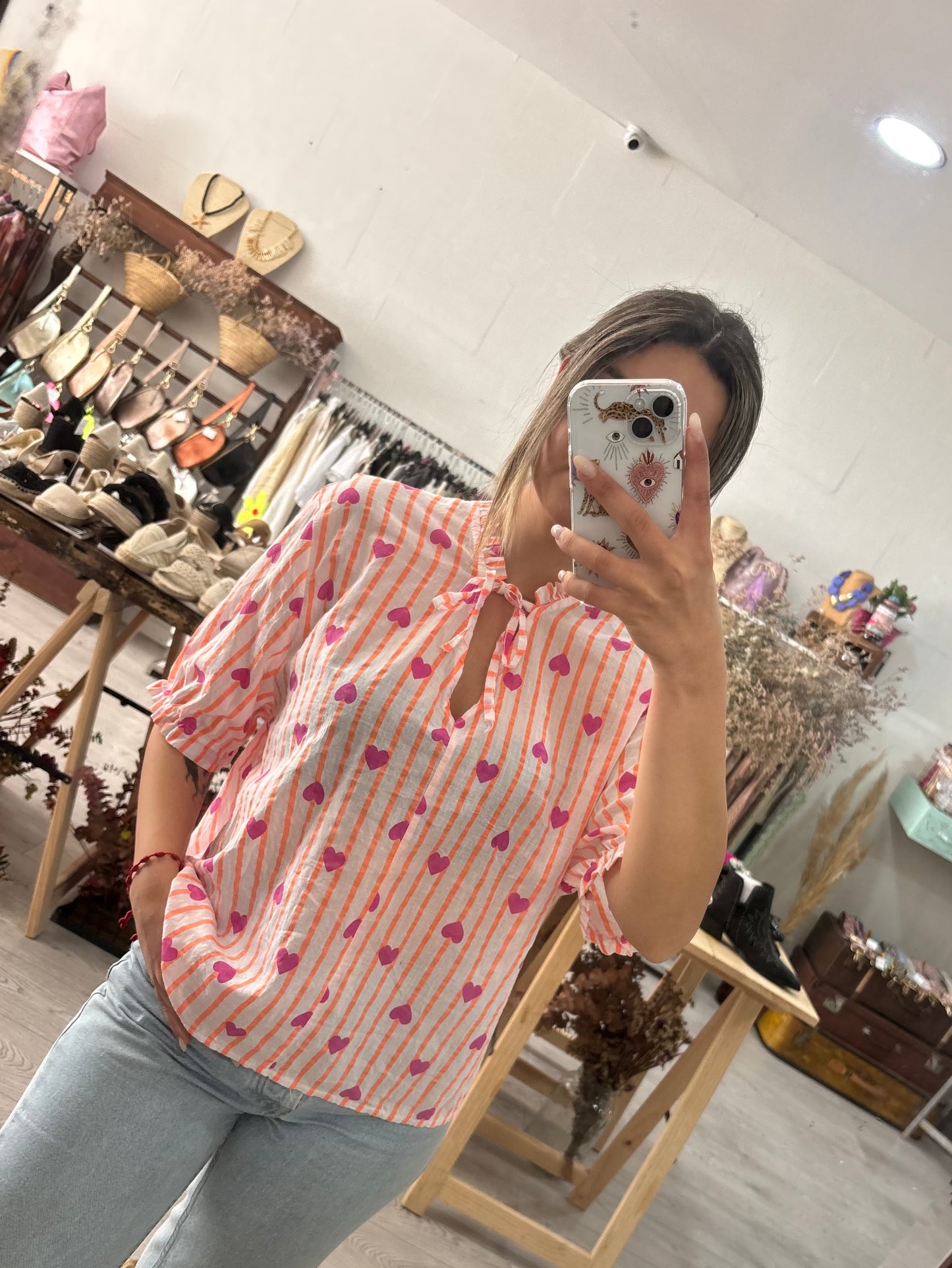 Túnica rosa com riscas laranja e corações rosa