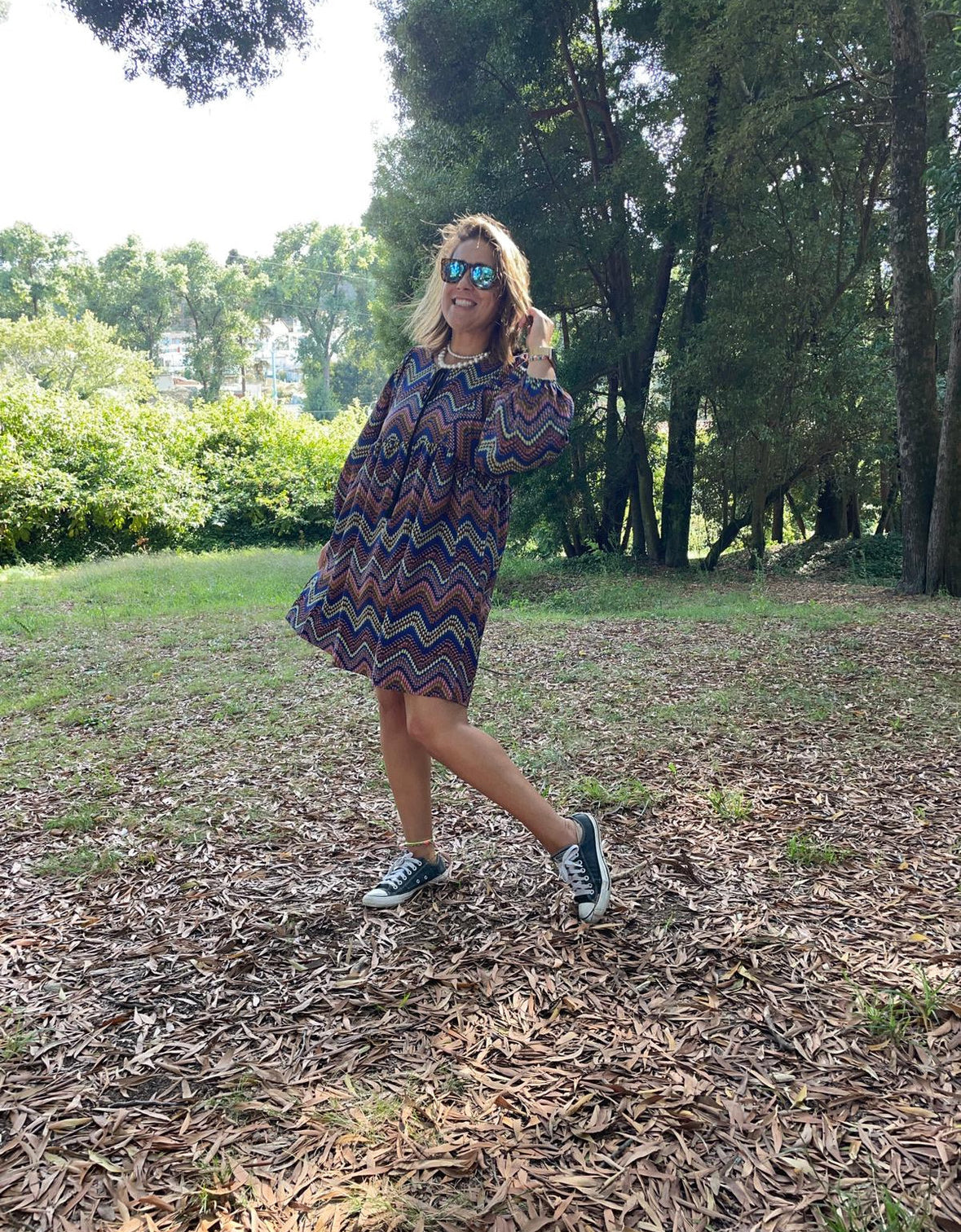 Vestido azul com estampado colorido