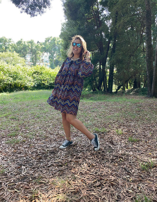 Vestido cinzento com estampado zig zag colorido