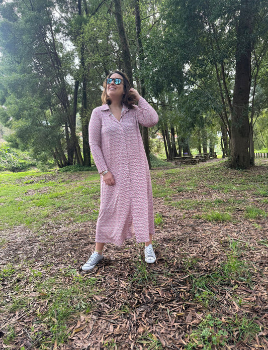 Vestido camiseiro padrão geométrico em tons de camel e bege malha fria