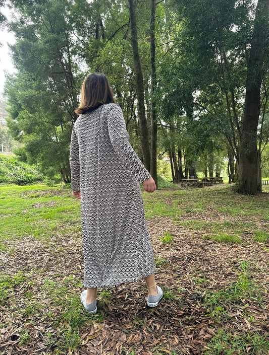 Vestido camiseiro padrão geométrico em tons de preto e bege malha fria