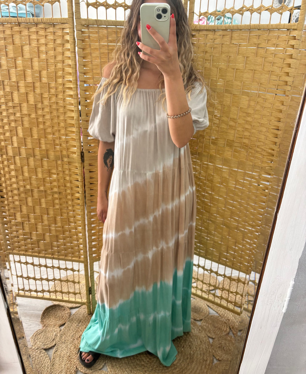Vestido tie dye azul/verde/rosa escuro com elástico ombros