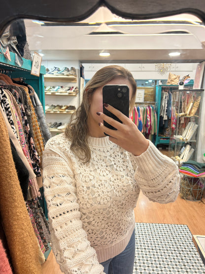 Camisola malha bege com renda e crochê