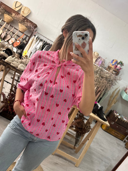 Túnica rosa com riscas laranja e corações rosa