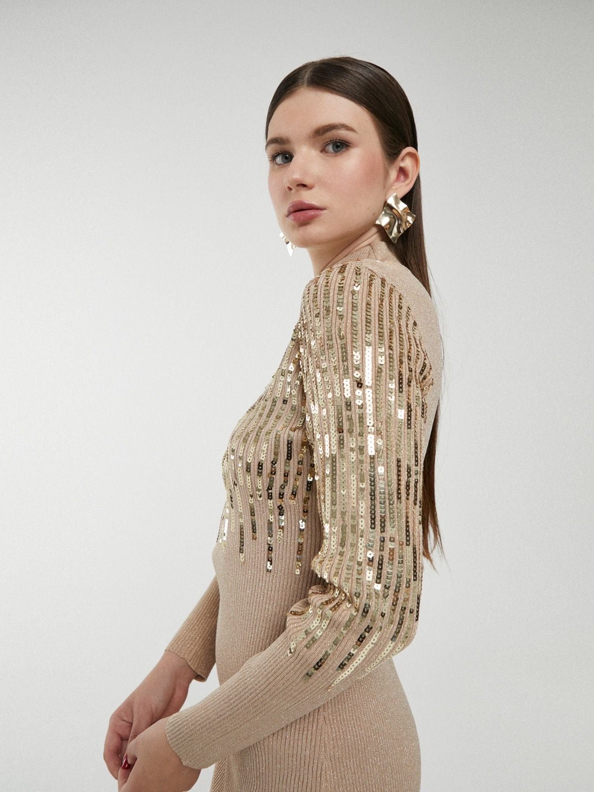 Vestido preto canelado justo com lantejoulas em cima