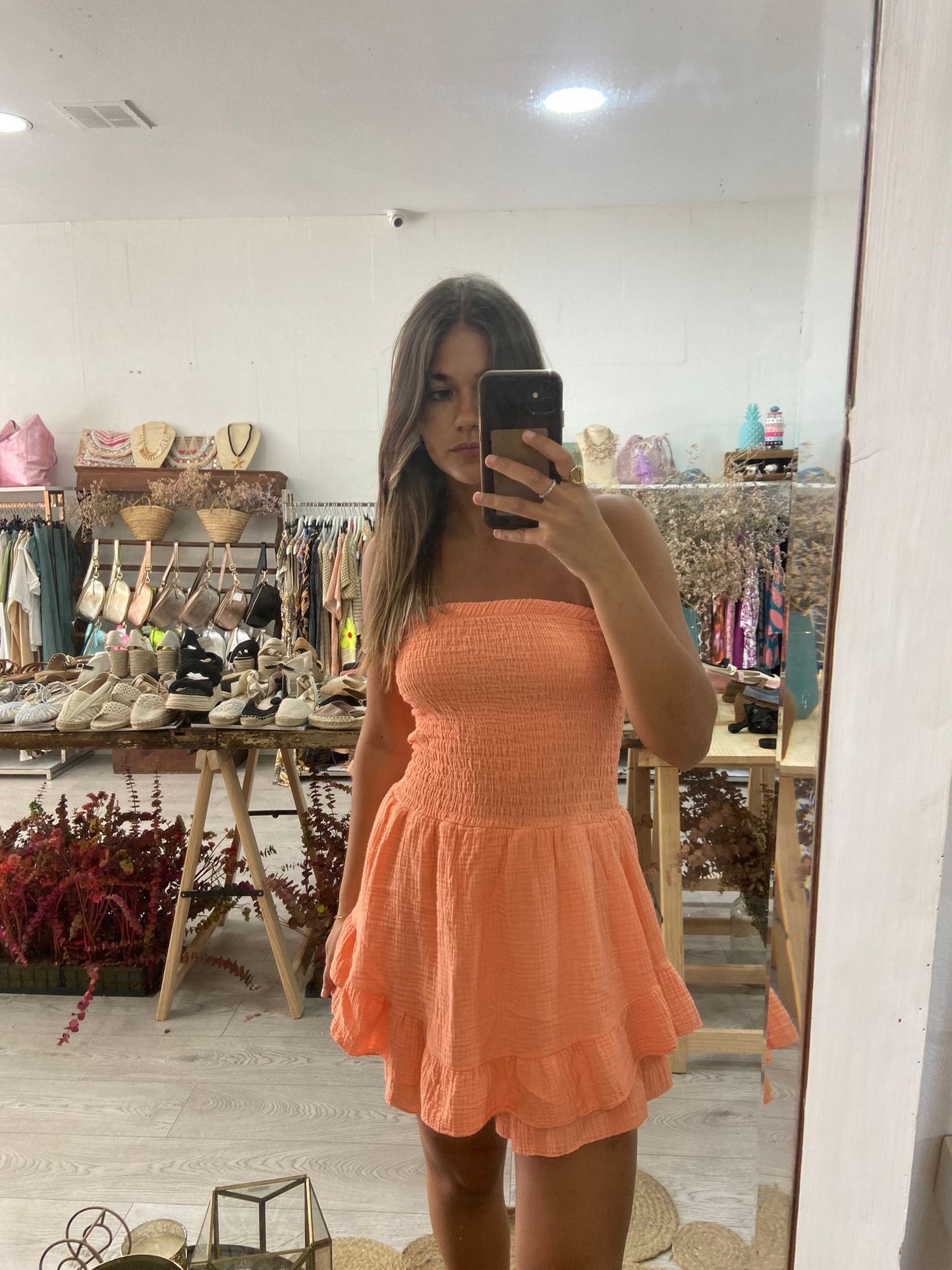 Macacão laranja cai-cai com folhos nos calções