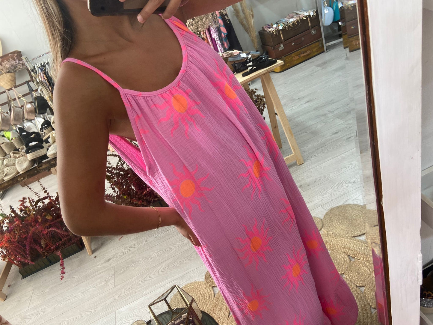 Vestido bege com sol rosa/laranja