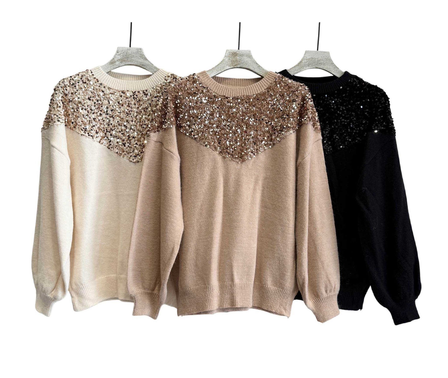 Camisola preta com lantejoulas no decote e ombros