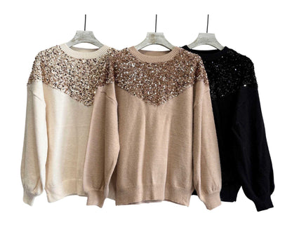 Camisola preta com lantejoulas no decote e ombros