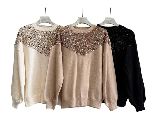 Camisola preta com lantejoulas no decote e ombros