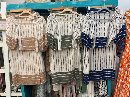Conjunto top e saia estampados geométricos