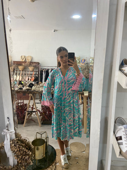 Vestido turquesa com detalhes rosa/bege