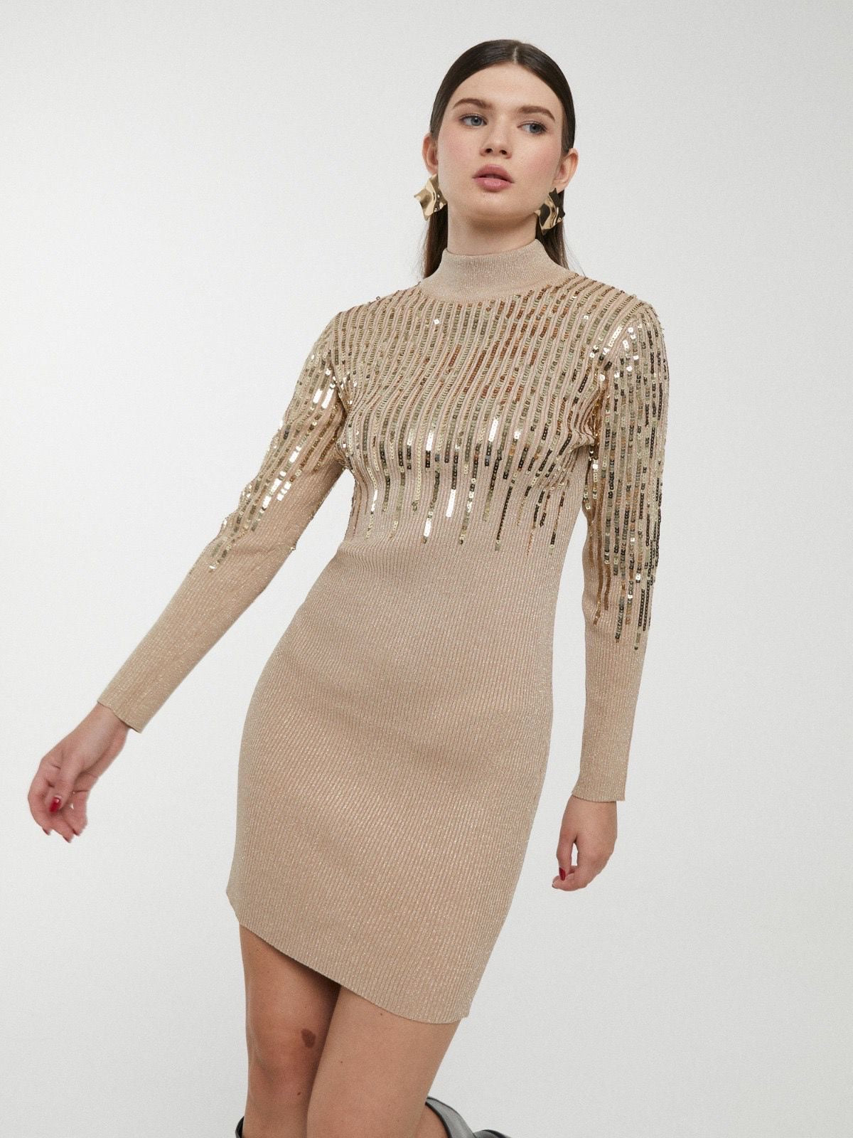 Vestido preto canelado justo com lantejoulas em cima