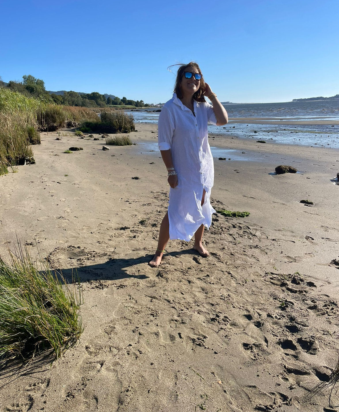 Camiseiro/saída de praia branca com rachas laterais