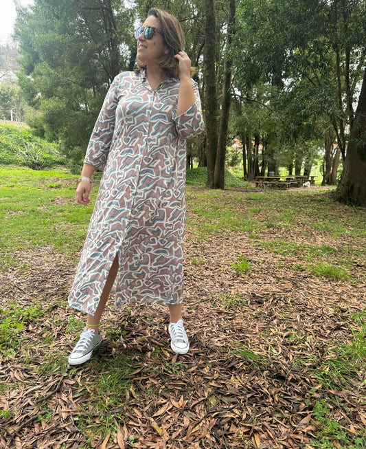 Vestido camiseiro estampado taupe e azul malha fria