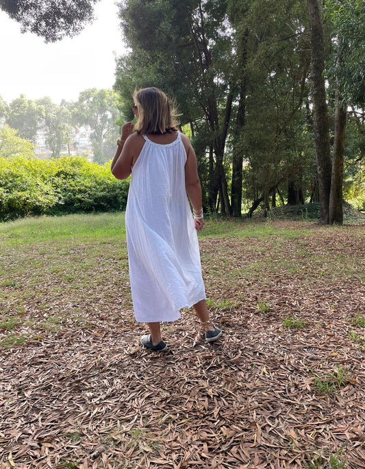Vestido linho midi branco com alças entrançadas dourado