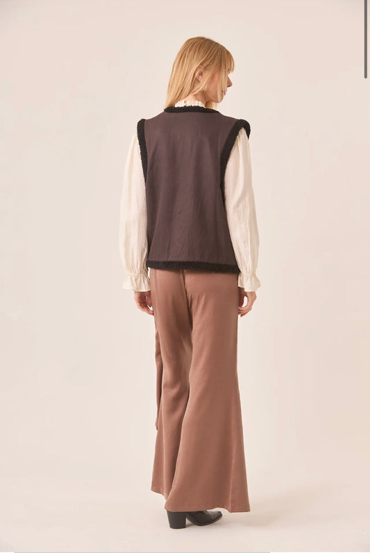 Colete pêlo preto bordado  CS.Osma