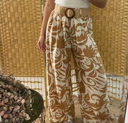 Pantalón con estampado de camello y cinturón