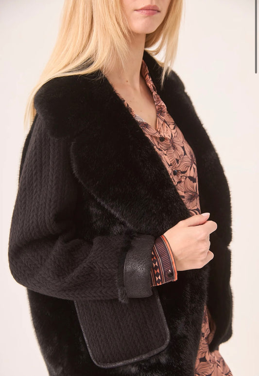 Casaco preto malha combinado com pêlo preto YH.Muscari