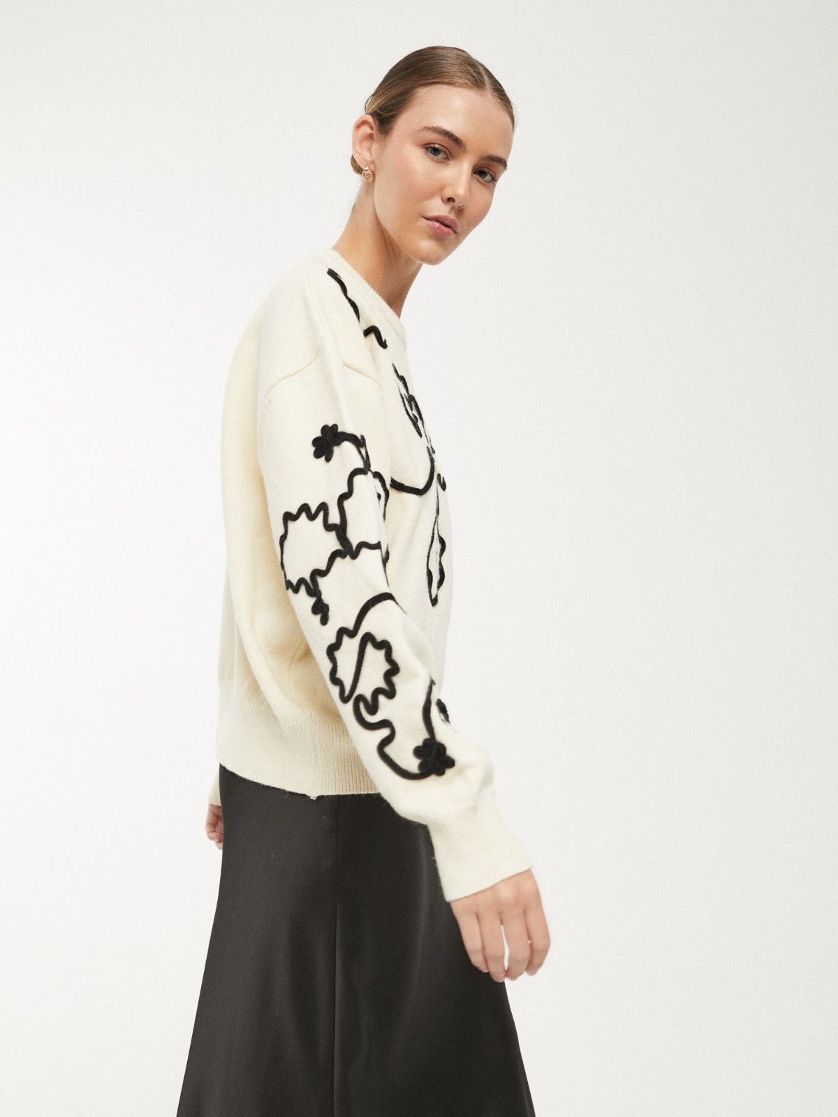 Camisola cru com bordado floral