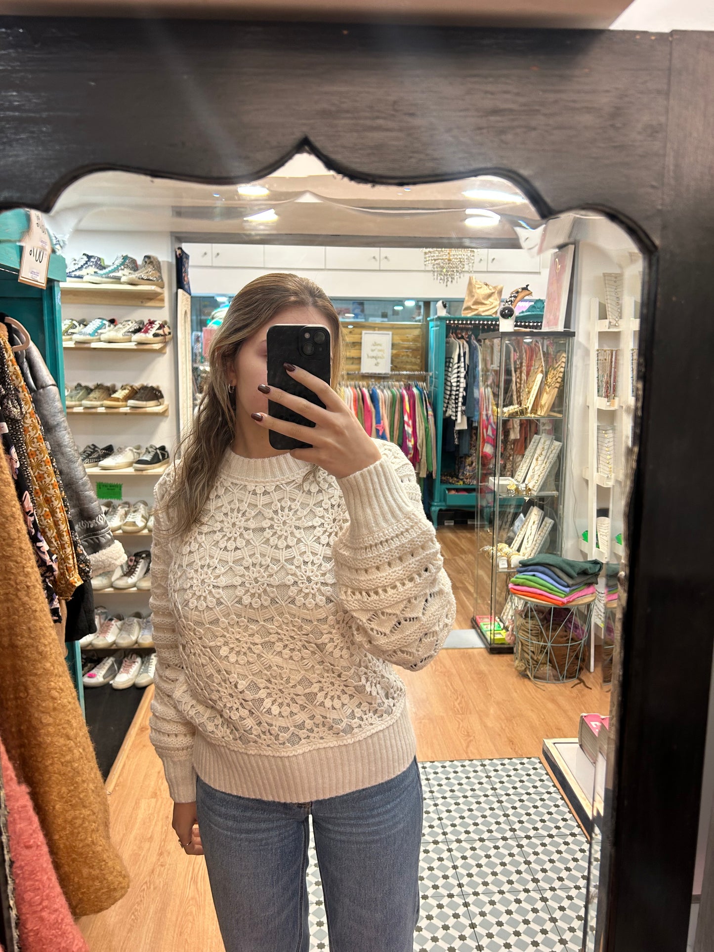 Camisola malha bege com renda e crochê