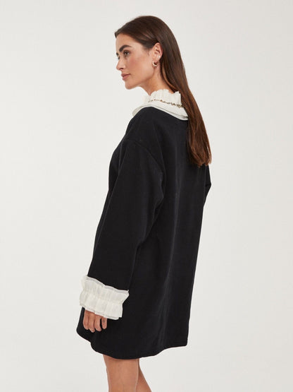 Vestido preto com folhos na gola