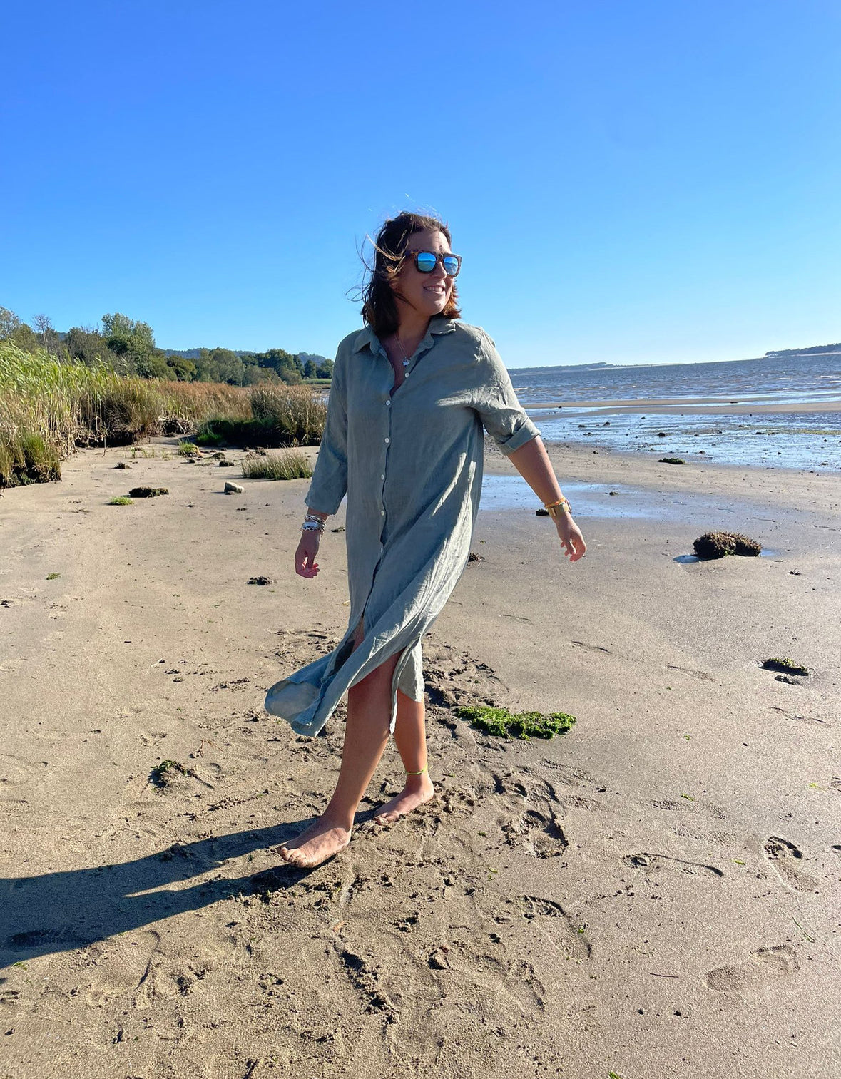 Camiseiro/saída de praia branca com rachas laterais